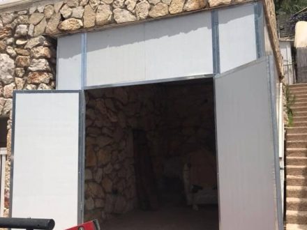 סגירת חניה לא מנוצלת לטובת מחסן פנאל מבודד כולל דלתות רחבות וגבוהות