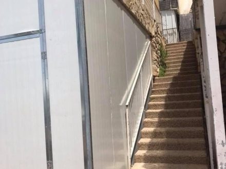 סגירת חניה לא מנוצלת לטובת מחסן פנאל מבודד כולל דלתות רחבות וגבוהות בקריות